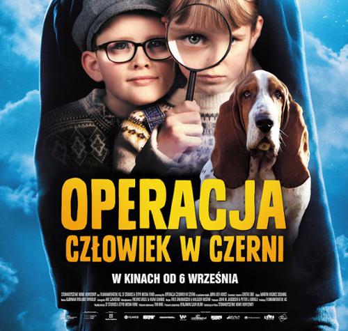 Plakat filmu Operacja człowiek w czerni. Na plakacie dwójka dzieci oraz pies. Dziewczynka patrzy przez lupę. Za nimi postać mężczyzny.