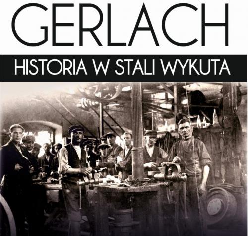 Plakat promujący wystawę: "GERLACH. HISTORIA W STALI WYKUTA". Na czarno-białym zdjęciu pracownicy fabryki.