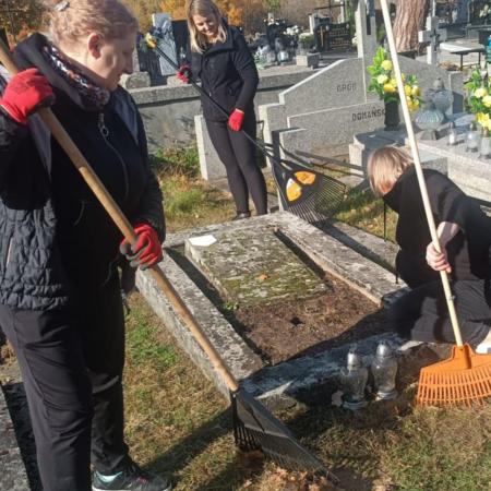 Porządkowanie grobu 