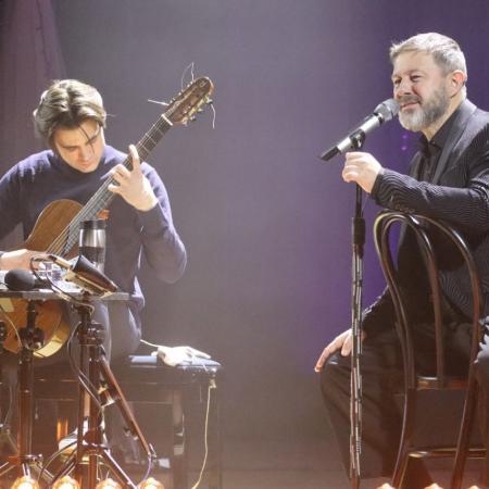 Andrzej Piaseczny śpiewa do mikrofonu obok mężczyzna gra na gitarze 