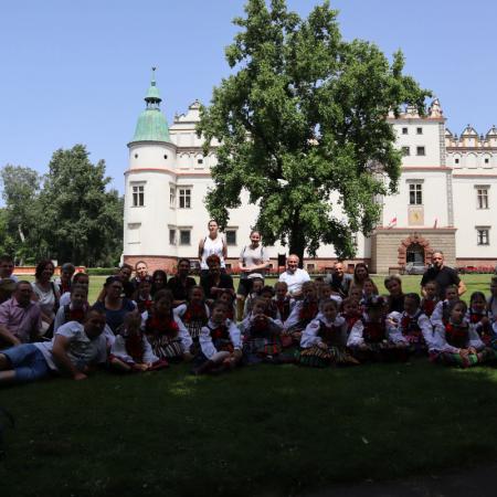 Dzieci pozujace na tle Pałacu w Baranowie