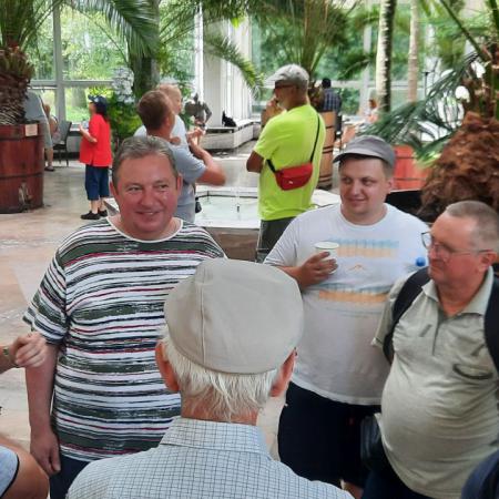 Mężczyźni podczas zwiedzania palmiarni