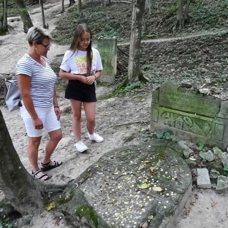 Dwie kobiety przy grobie na cmentarzu żydowskim w Kazimierzu