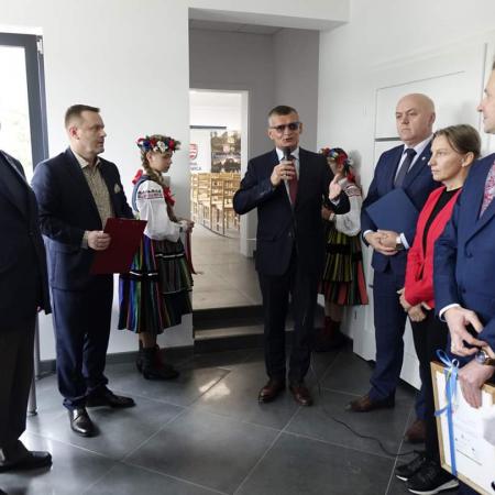 Burmistrz Drzewicy przemawia na otwarciu Domku Rybaka