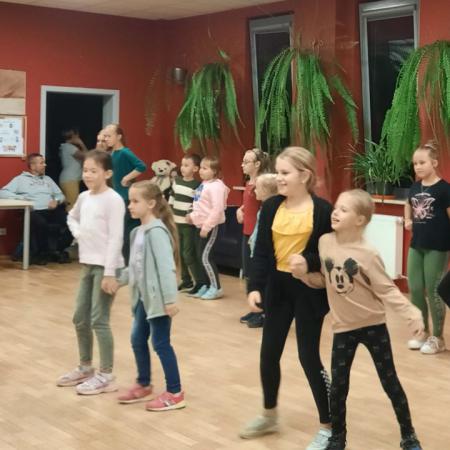 Dzieci tańczą podczas próby zespołów ludowych