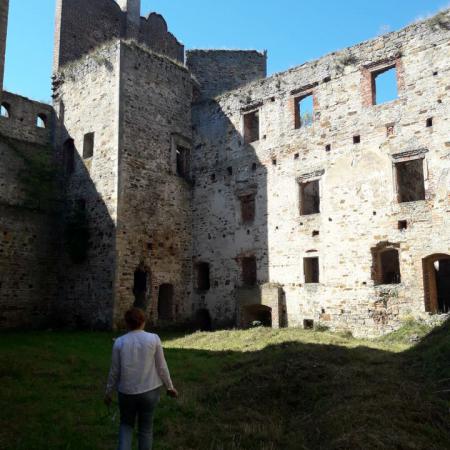 Kobieta zwiedza ruiny zamku w Drzewicy
