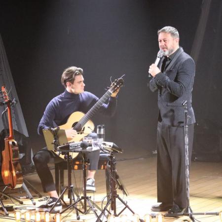 Andrzej Piaseczny śpiewa na scenie 