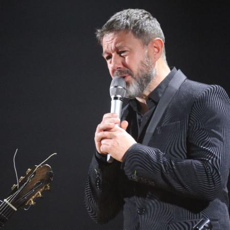 Andrzej Piaseczny śpiewa do mikrofonu 