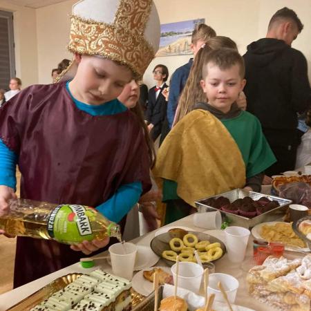Dzieci w strojach podczas poczęstunku z okazji Balu Wszystkich Świętych