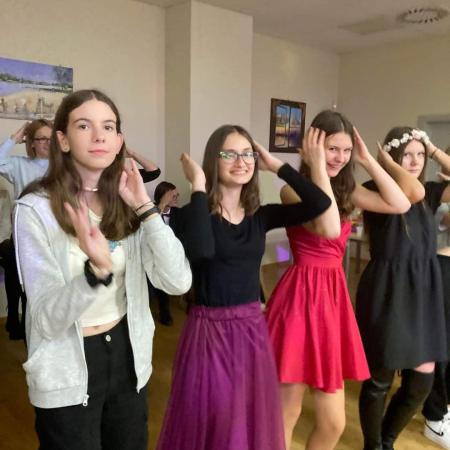 Dziewczyny tańczą na Balu Wszystkich Świętych w RCK