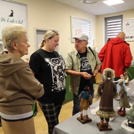 Uczestnicy pleneru malarskiego oglądają wystawę Lalek artystycznych w RCK