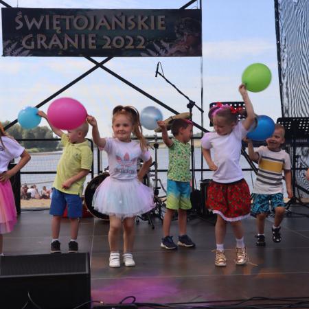 Dzieci tańczące z balonami na scenie