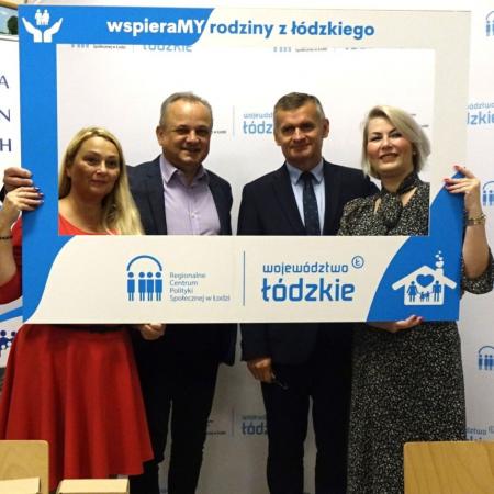 Przedstawiciele samorządu gminy Drzewica wraz z radnymi sejmiku województwa łódzkiego.