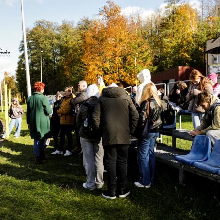 Grupa Teatralna zwiedzająca Drzewicę.