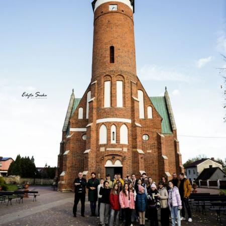 Aktorzy zwiedzający kościół w Drzewicy.