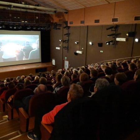 Widownia oglądająca film o tematyce religijnej.