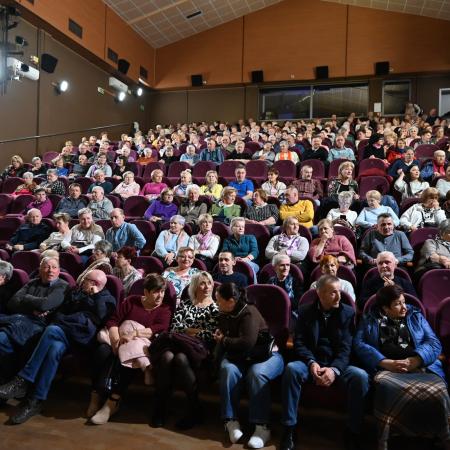 Osoby biorące udział w seansie filmowym.