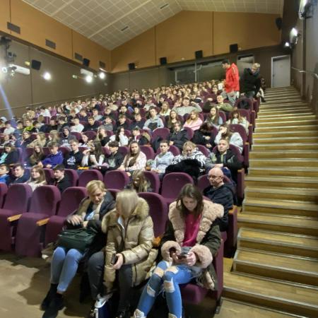 Uczniowie szkół średnich na sali filmowej 