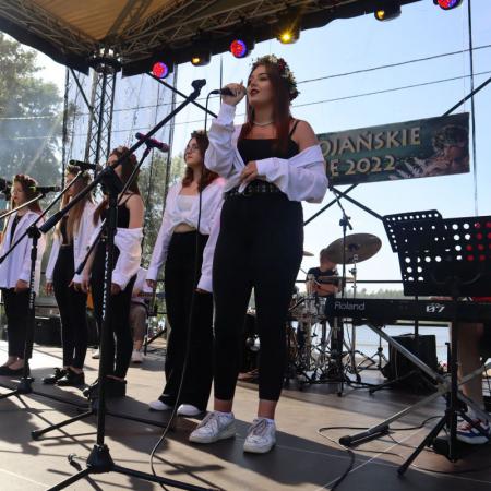  śpiewająca grupa wokalistek z RCK w Drzewicy na scenie