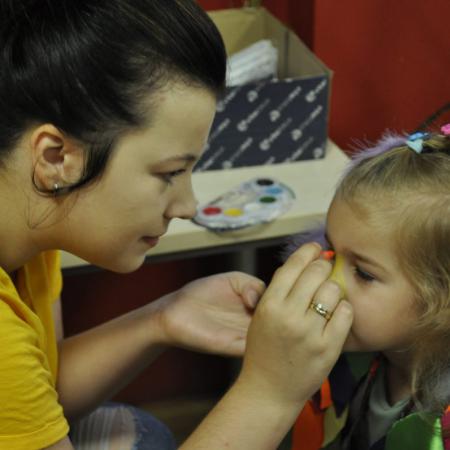 Instruktorka maluje dziecku nos