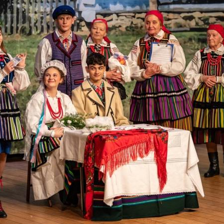 Scena wesela odgrywana w trakcie Rewii Sztuki Ludowej.