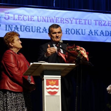 Burmistrz Drzewicy wraz z Prezes UTW przemawia do zgromadzonej publiczności