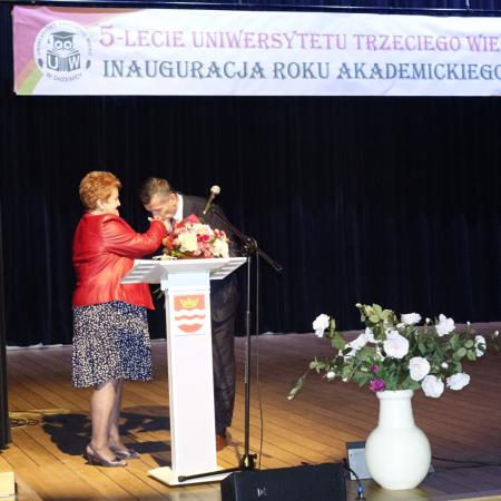 Burmistrz Drzewicy wręcza kwiaty Prezes UTW