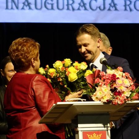 Starosta Opoczyński wręcza kwiaty Prezes UTW
