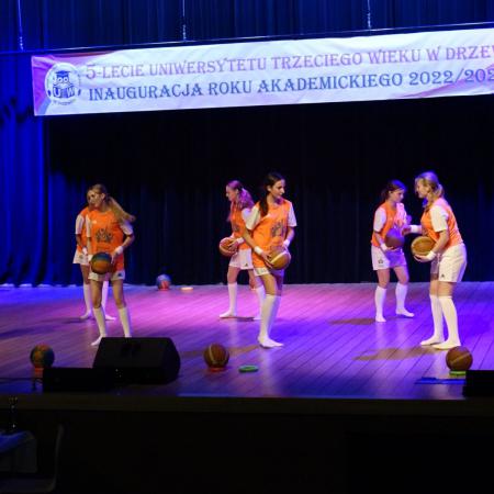 Grupa dziewczyn z ZSP w Drzewicy podczas występu z okazji inauguracji UTW