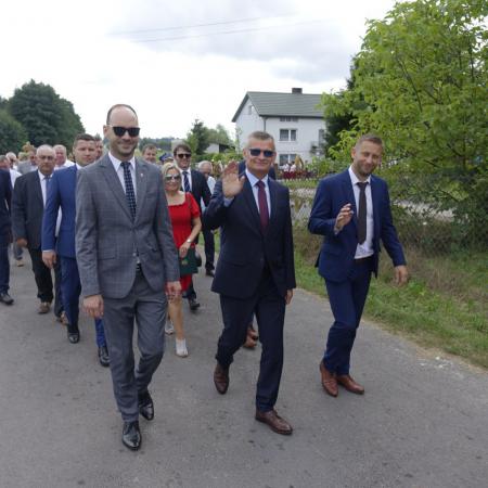 Władze gminy Drzewica idą w pochodzie dożynkowym 