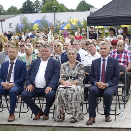 Burmistrz Gminy, Radny oraz Starości a także inni goście przybyli na uroczystość dożynkową w Jelni