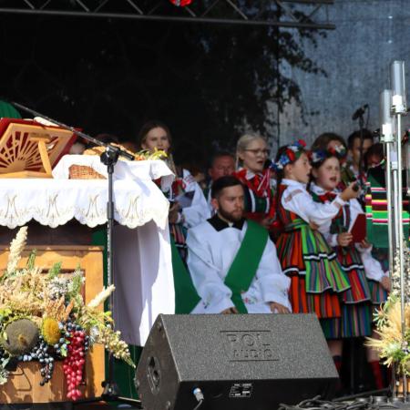 Drzewiczanie śpiewają na zakończenie Mszy świętej