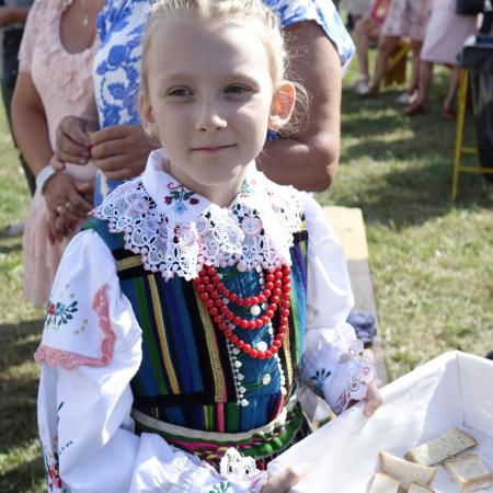 Dziewczynka w ludowym stroju z chlebem 