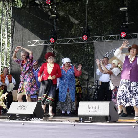 Grupa przebranych kobiet z KGW Jelnia występują na scenie podczas Dożynek