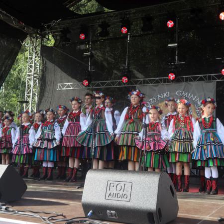 Mali Drzewiczanie w ludowych strojach występują na scenie