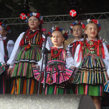 Małe Drzewiczanki w ludowych strojach występują na scenie 