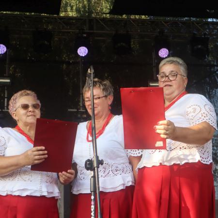 Kobiety z KGW Strzyżów śpiewają na scenie 