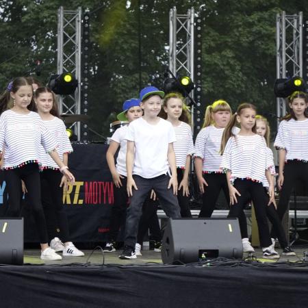 Najmłodsza grupa taneczna występująca na scenie w białych koszulkach