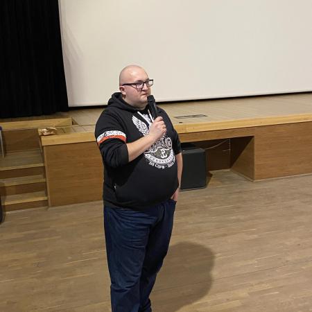 Dr Maciej Hubka wprowadza uczniów w seans filmowy 