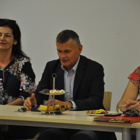 Burmistrz Drzewicy, Dyrektor RCK i Pani Kierownik WTZ siedzą przy stole.