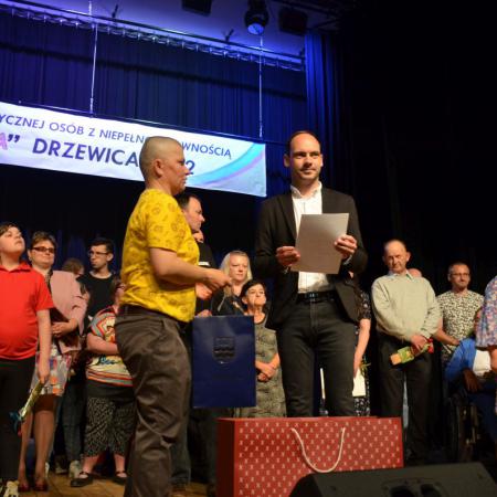 Burmistrz Drzewicy wręcza dyplomy i prezenty dla uczestników.