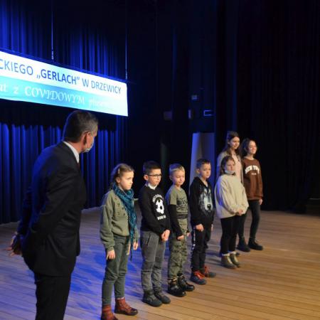 Burmistrz Gminy Drzewica z dziećmi na scenie w RCK