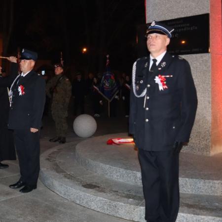 Strażacy z OSP Drzewica stoją na baczność przy pomniku