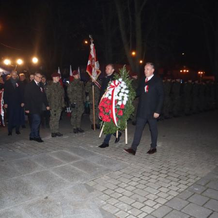 Zaniesienie kwiatów przez uczestników uroczystości