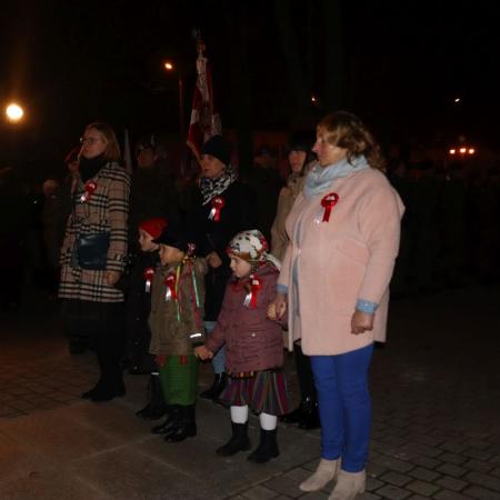 Uczestnicy uroczystości stojący na baczność