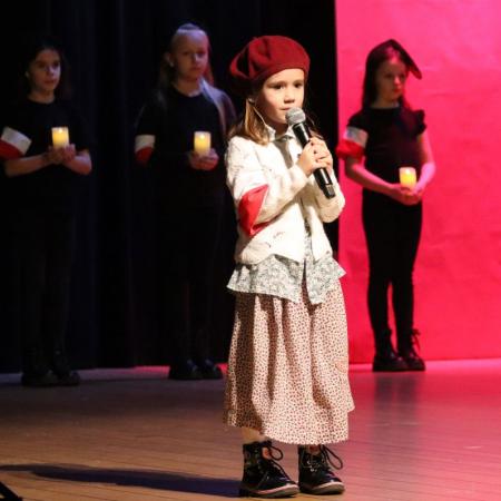 Dziewczynka śpiewa piosenki patriotyczne 