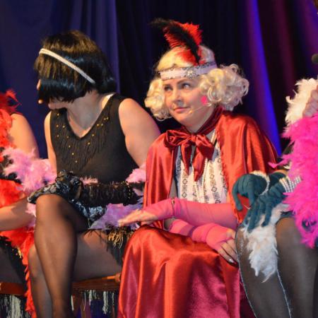Cztery kobiety siedza na scenie