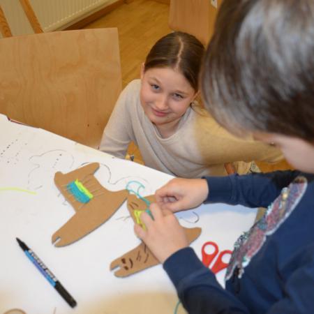 Dzieci tworzą Lamy z papieru i kolorowych sznureczków