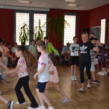 Zajęcia taneczno-ruchowe w sali tanecznej rck