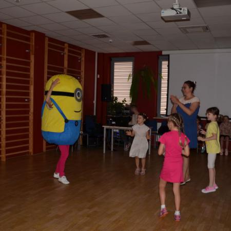 Minionek tańczy razem z dziećmi na zajęciach wakacyjnych w rck